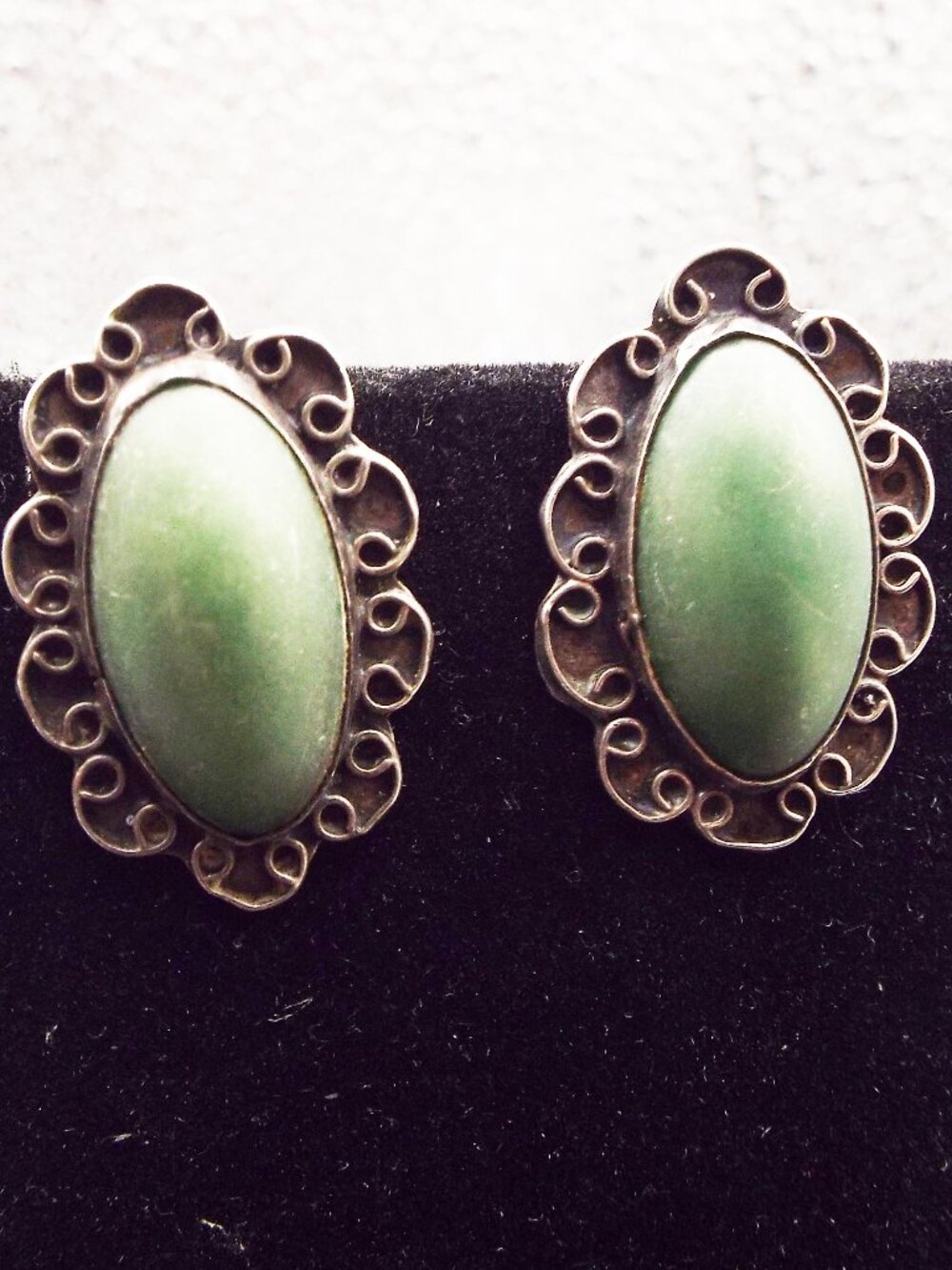 ANT. MEXICO TAXCO SILVER MATTE GREEN STONE OVAL CABOCHON SCALLOP EDGE EARRINGS M